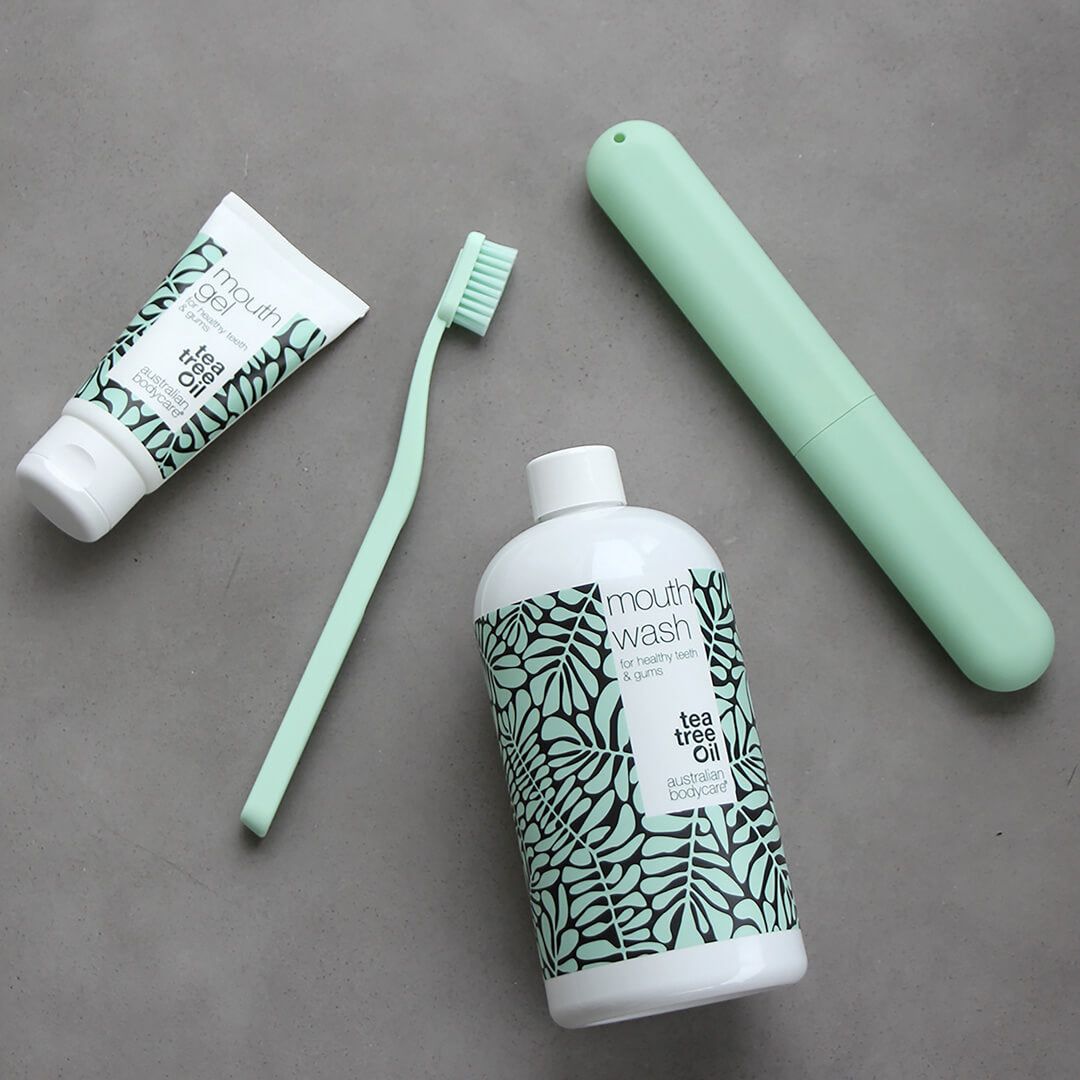 Set per l'igiene orale con spazzolino, gel orale, collutorio e custodia per spazzolino. Tutti in verde e bianco.