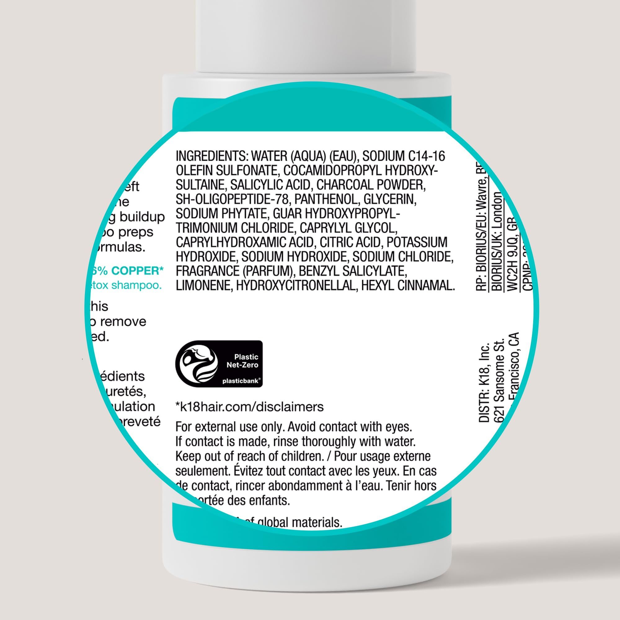 Adesivo rotondo con ingredienti e avvertenze su un flacone. Testo in inglese.