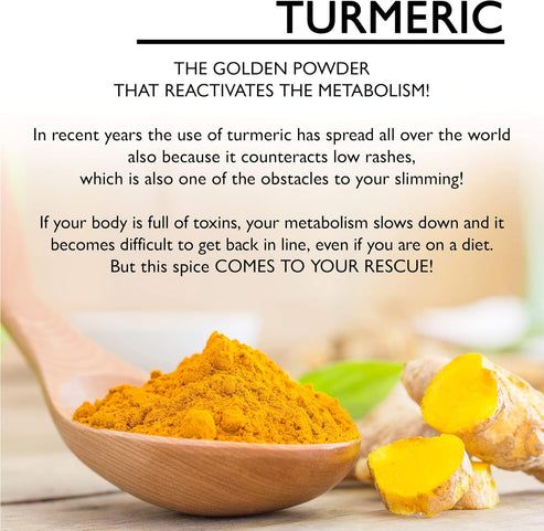 Un cucchiaio di legno pieno di curcuma in polvere, con radici di curcuma fresche accanto.