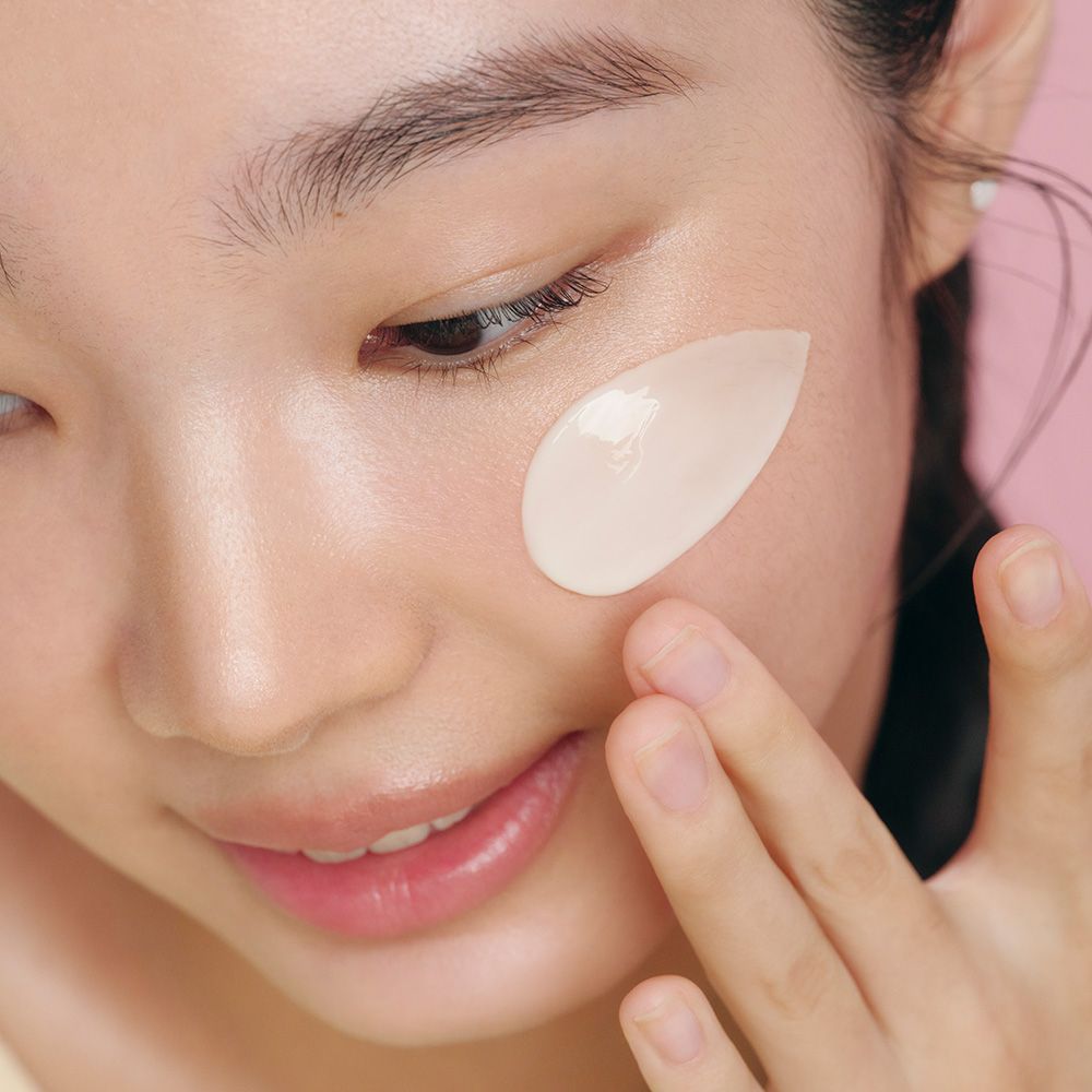 Donna applica Revive Firming Moisturizer