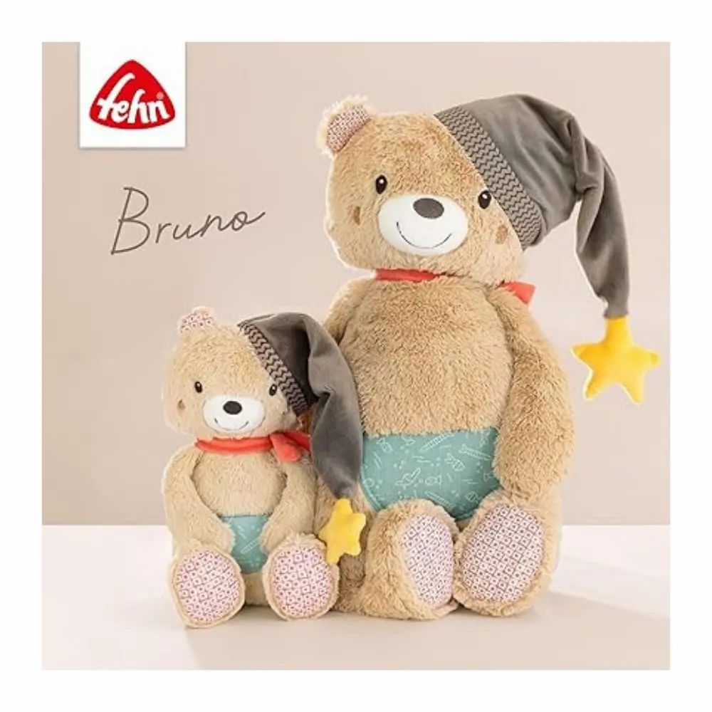 Due peluche con cappello, sciarpa rossa, stella. Peluche più piccolo. Marchio: fehn. Con testo: Bruno.