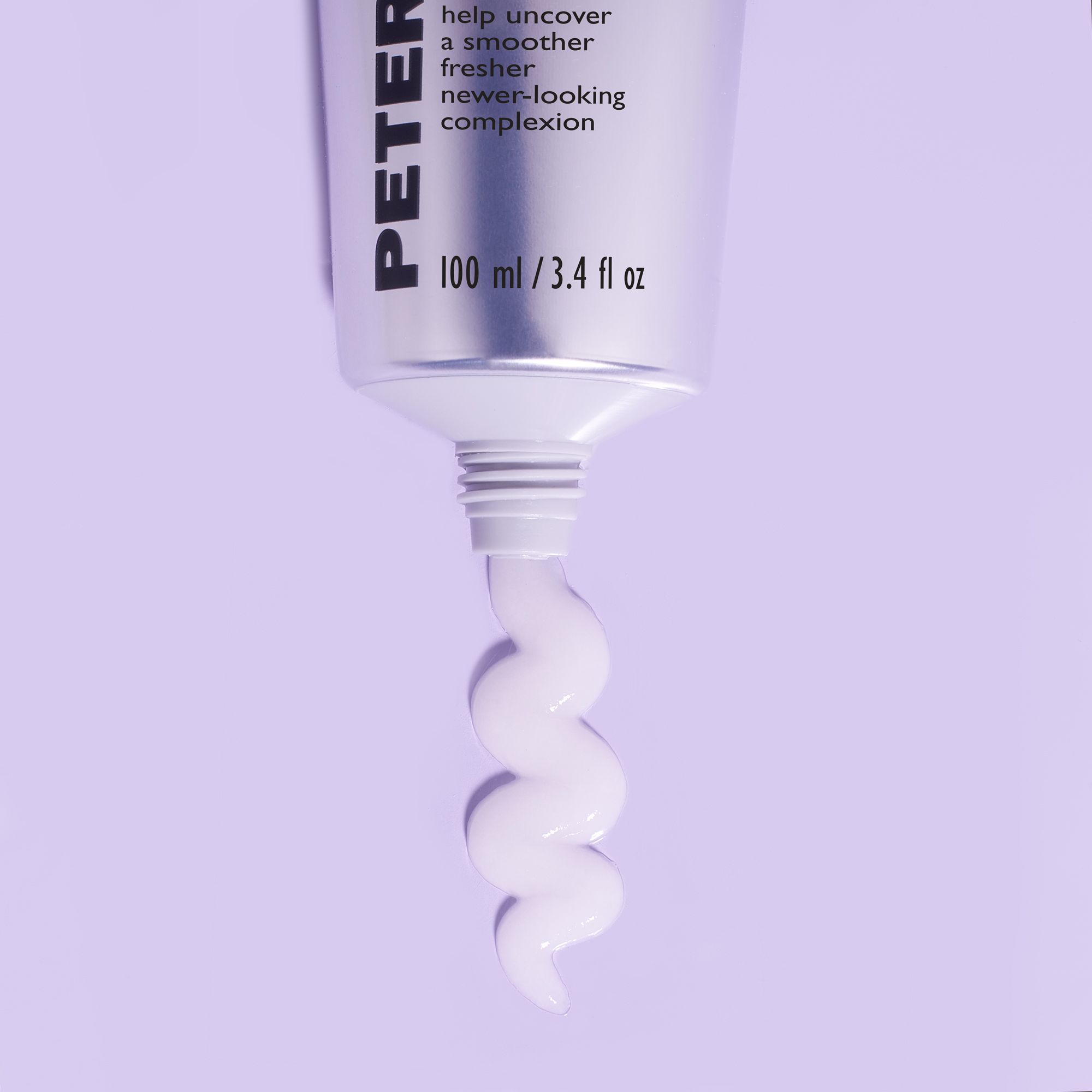 Tubo d'argento, prodotto che esce. Testo: PETER THOMAS ROTH, 100 ml / 3.4 fl oz. Scritta: aiuta a rivelare un incarnato più liscio e fresco.