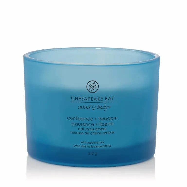 Candela blu Chesapeake Bay, 3 stoppini, con testo: confidence + freedom, assurance + liberté, muschio di quercia ambra. Contenitore in vetro.