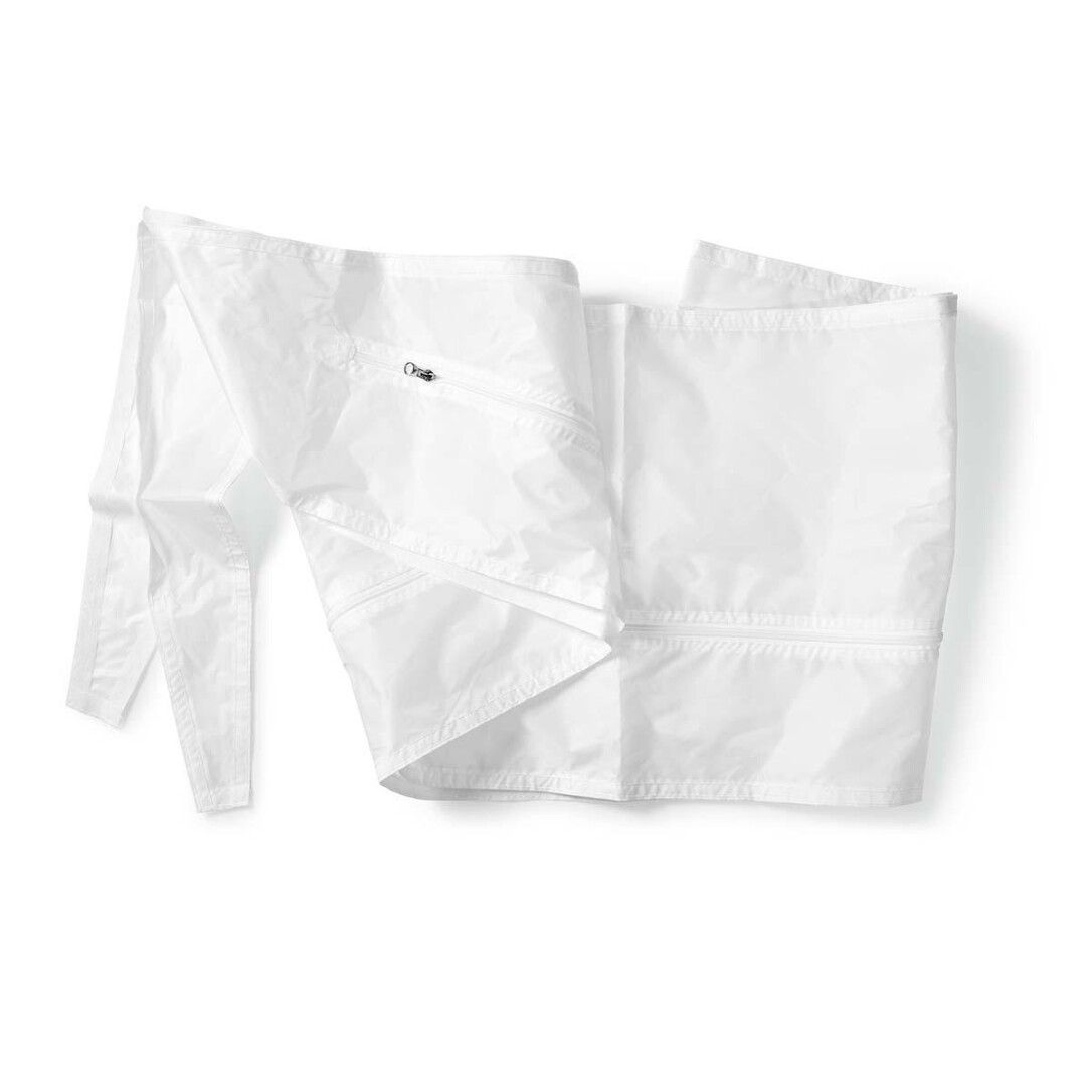 Tessuto bianco piegato con cerniera. Diverse pieghe visibili.