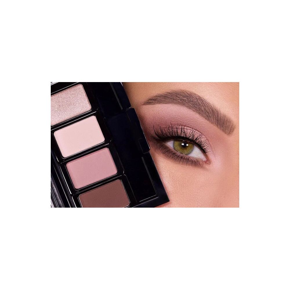 Artdeco Beauty Box Quattro aperta con ombretti. Vista parziale di un occhio truccato.