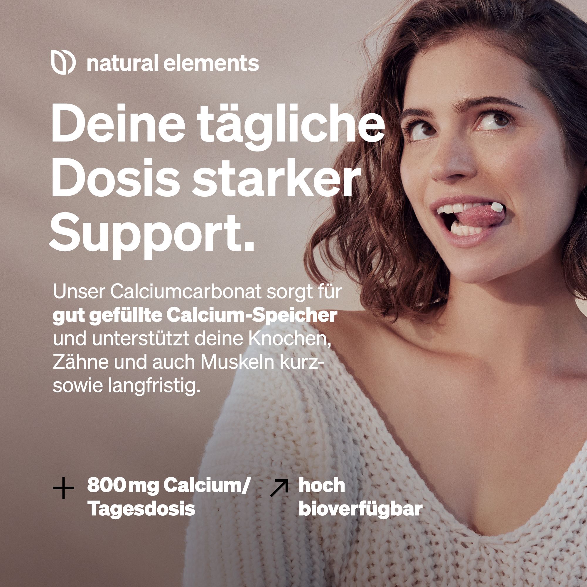 Donna con compressa in bocca. Testo: La tua dose giornaliera di forte supporto. 800 mg di calcio/dose giornaliera.