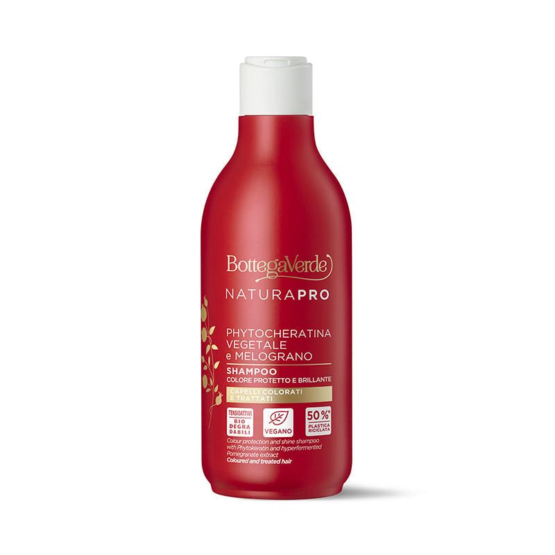 Flacone rosso di shampoo. Tappo bianco. Scritta: Bottega Verde, NATURAPRO, Phytocheratina vegetale e Melograno. Sigillo vegano.