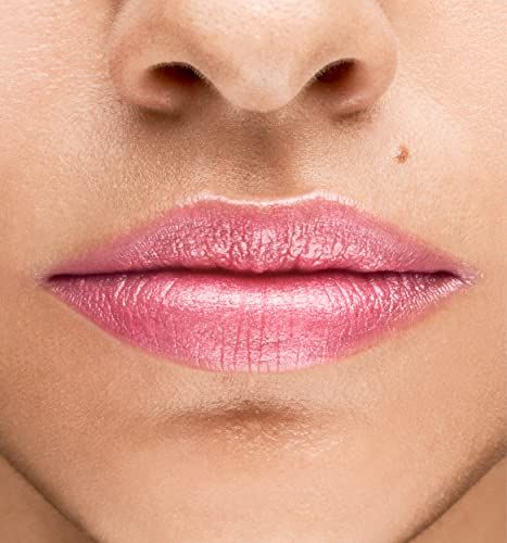 Primo piano di labbra truccate con rossetto Rosa Perla. Pelle intorno alle labbra.
