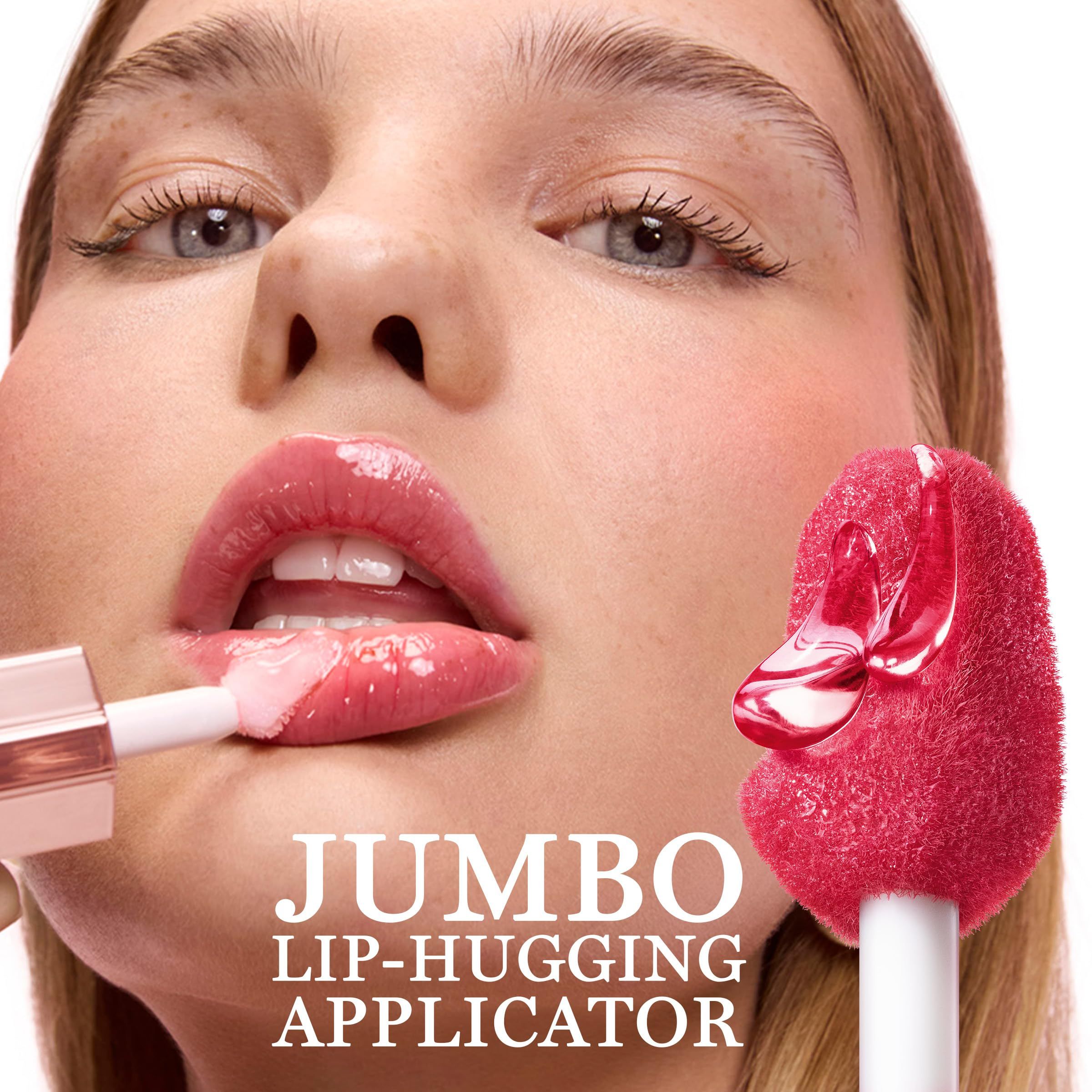 Primo piano di una donna con la bocca aperta e un applicatore di rossetto. Testo: Jumbo Lip-Hugging Applicator.