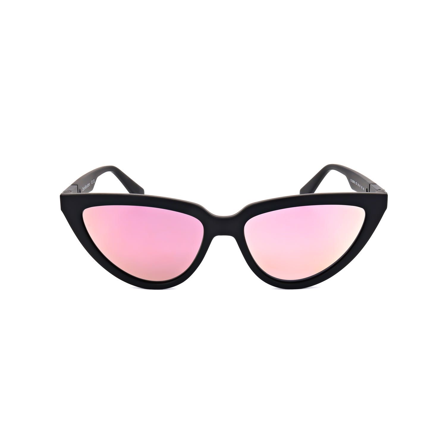Occhiali da sole cat-eye neri con lenti a specchio rosa.