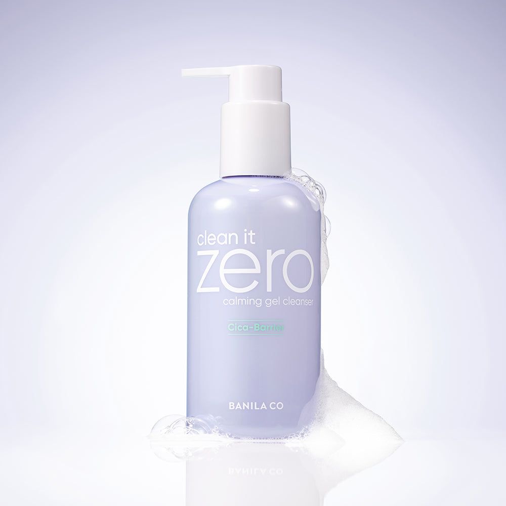 Flacone viola chiaro con dosatore a pompa. Scritta: Clean it Zero, Calming Gel Cleanser. Con schiuma.