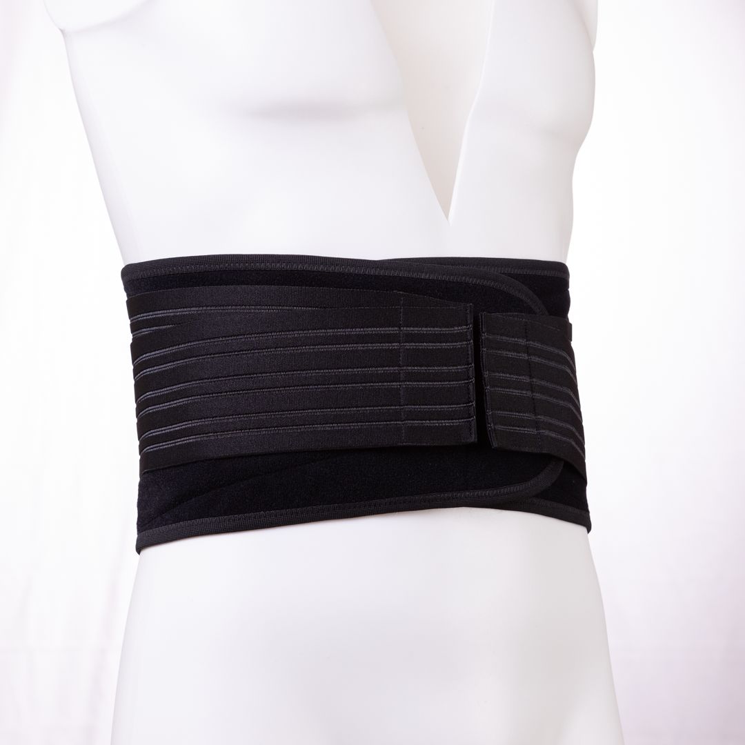 Fascia lombare nera su un busto. Chiusura in velcro e fasce orizzontali visibili.