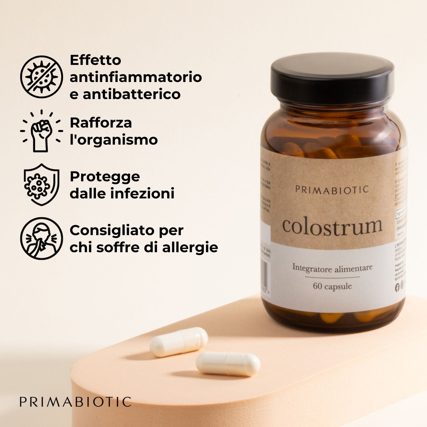 Flacone di vetro marrone con capsule. Scritta: Primabiotic, Colostrum. Testo: Contiene il 100% di colostro naturale. Due capsule accanto.