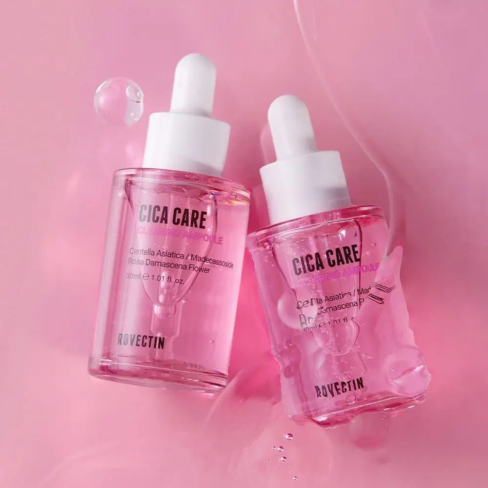 Due flaconi di siero rosa con contagocce. Scritta: Cica Care Clearing Ampoule. Marchio: ROVECTIN. Sfondo rosa.