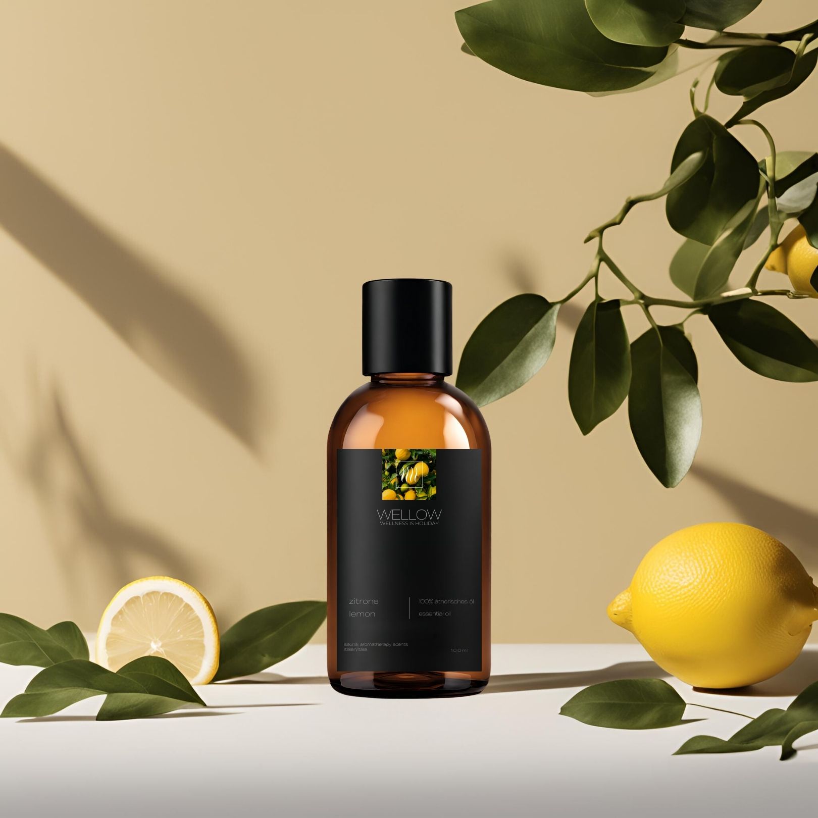 Bottiglia di vetro marrone con etichetta nera e limoni gialli. Limoni e foglie circondano la bottiglia. Su sfondo bianco.