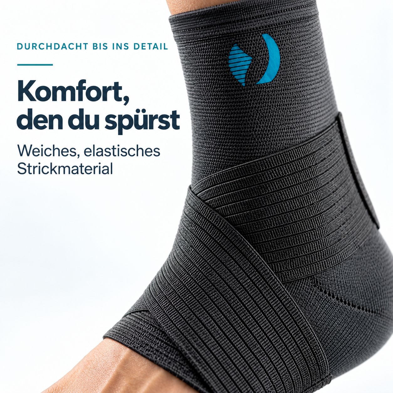 Cavigliera nera in maglia elastica con logo blu.