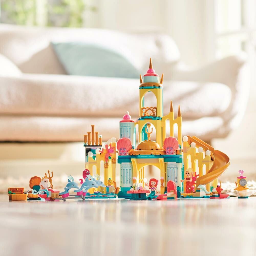 LEGO Disney Il Palazzo Sottomarino di Ariel. Il set finito è posizionato sul pavimento. Il set mostra un castello giallo e turchese con scivolo, sirene e personaggi. Il set è adatto a bambini dai 6 anni in su.
