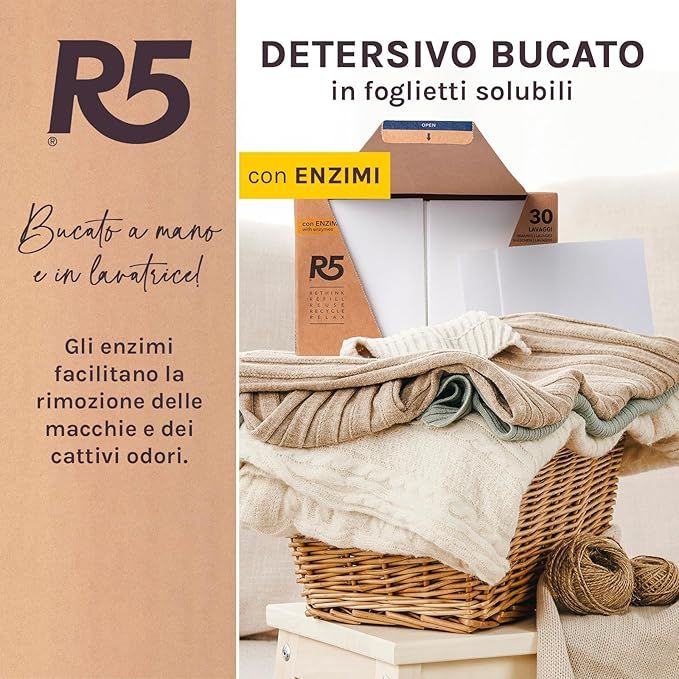 Cesto di biancheria e detersivo in fogli. Scatola con informazioni sul prodotto. Testo: "Detersivo Bucato in foglietti solubili".