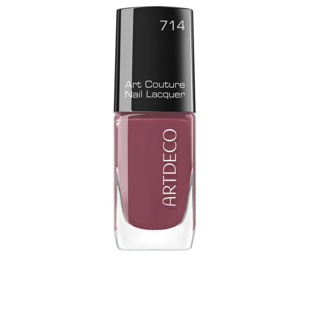 Flacone di smalto color bordeaux. Tappo nero con scritta "714". Scritta "Art Couture Nail Lacquer" e "ARTDECO".