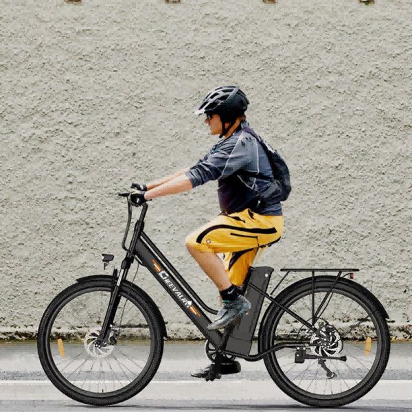 Persona in sella a una bicicletta elettrica nera. Marchio Cheevalry.