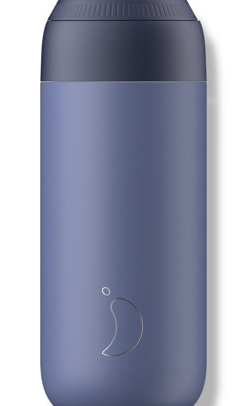 Tazza blu-grigia con coperchio scuro. Logo argentato. Forma cilindrica.