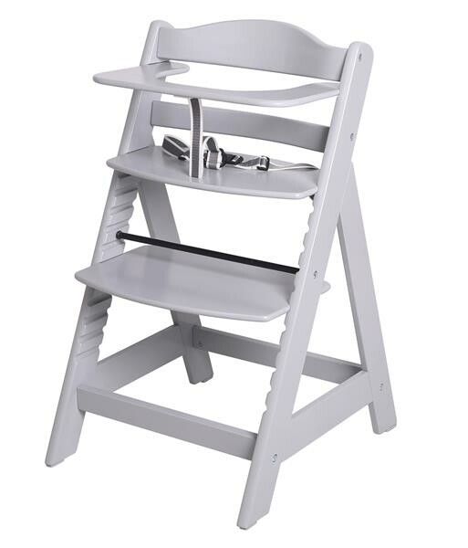 Seggiolone grigio con vassoio e cintura di sicurezza. Struttura in legno con poggiapiedi.