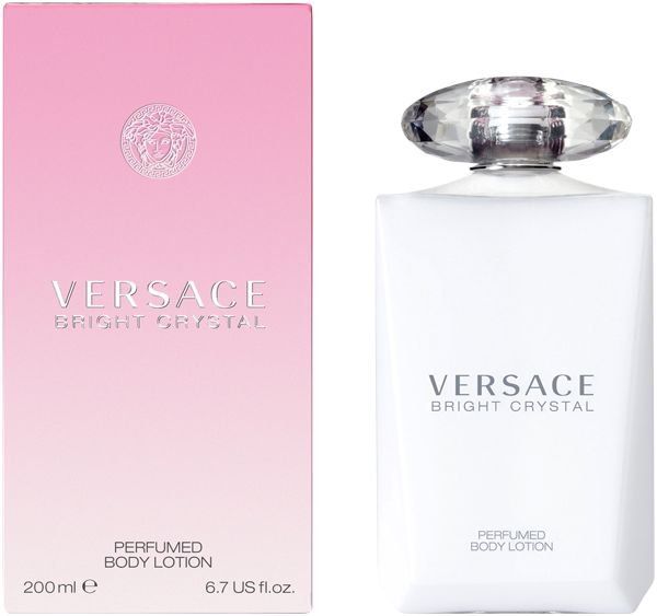 Flacone bianco e scatola rosa. Scritta: VERSACE BRIGHT CRYSTAL. PERFUMED BODY LOTION. 200ml.