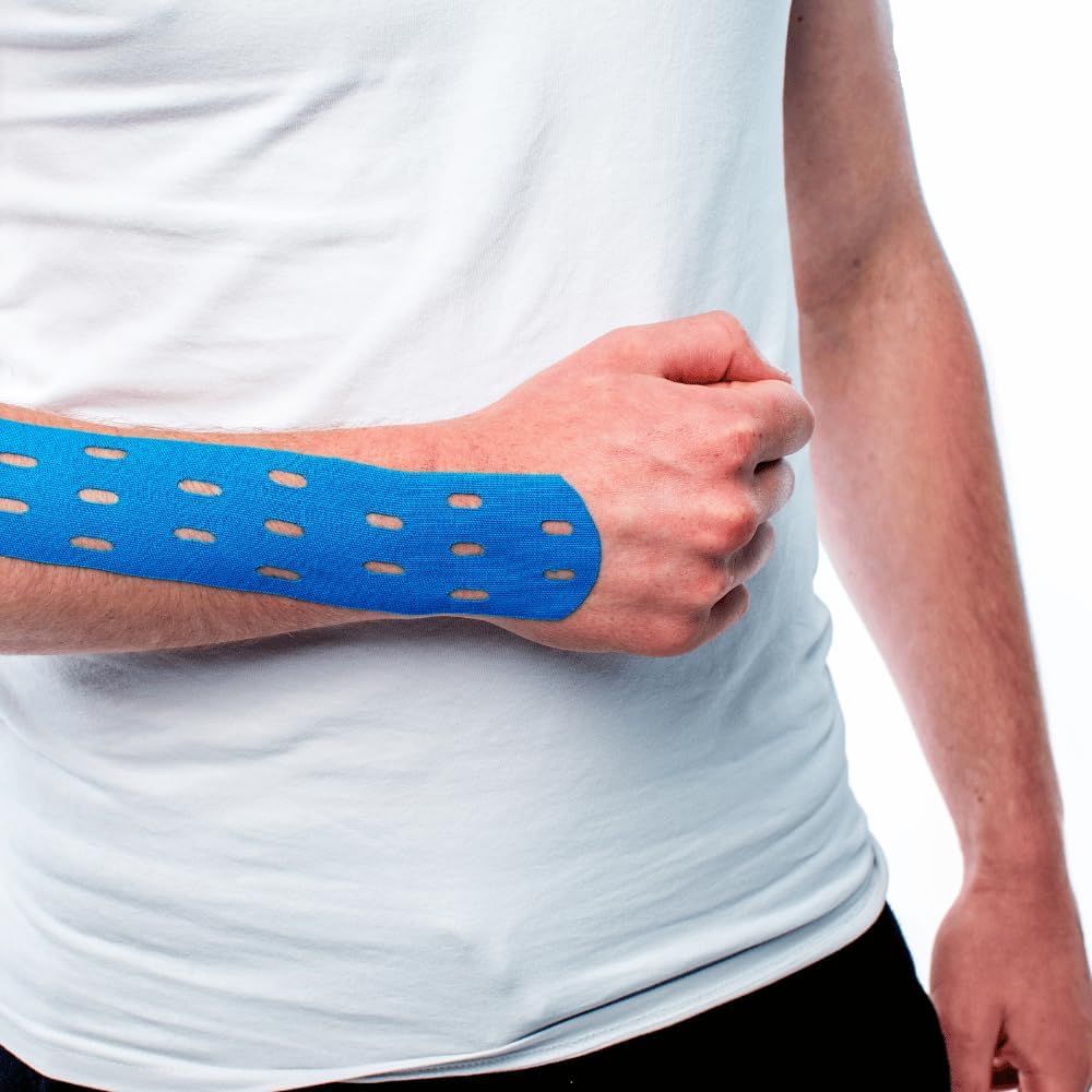 Kinesio tape blu sul braccio di una persona. Il tape è perforato e applicato sull'avambraccio.
