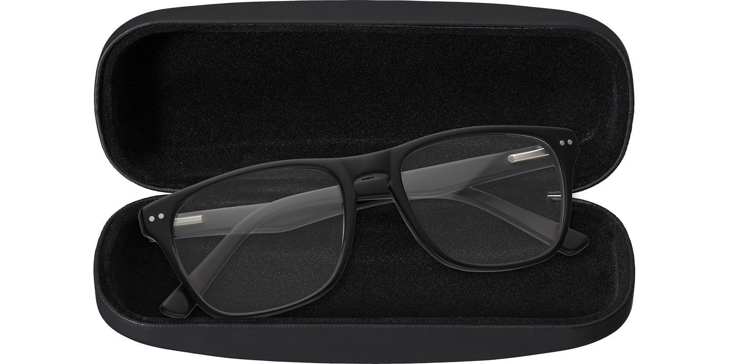 Astuccio rigido nero aperto con occhiali. Occhiali con montatura nera, lenti chiare.