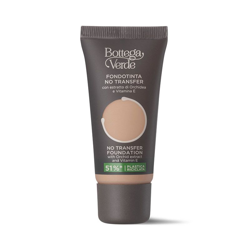 Tubo fondotinta Bottega Verde No Transfer. Tonalità beige, tappo scuro. Testo: No Transfer Foundation, estratto di orchidea.
