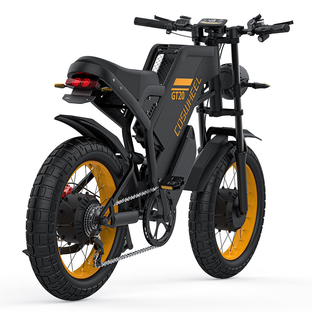 E-bike nero con cerchi gialli. Scritta GT20. Doppio motore, parafanghi, fanale posteriore.