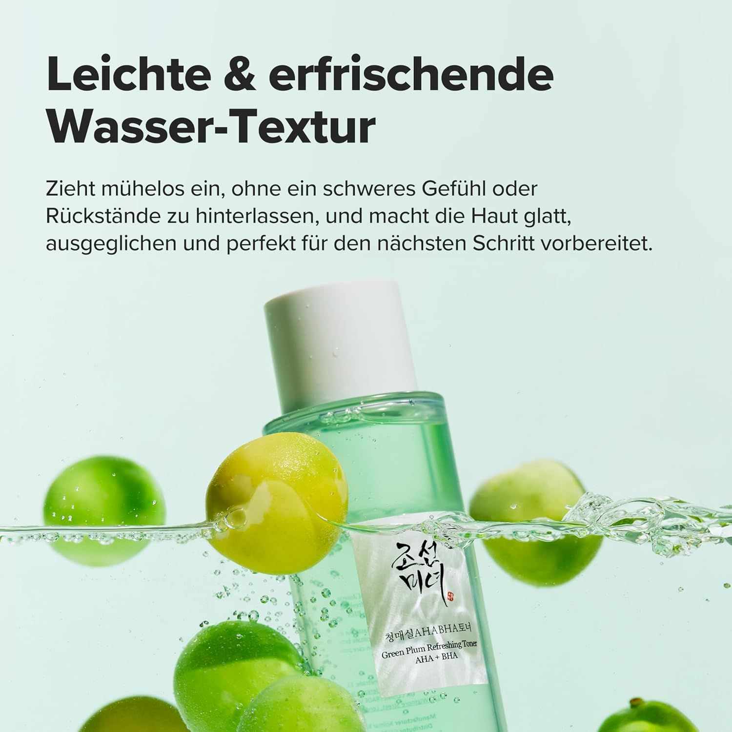 Flacone di toner e prugne verdi in acqua. Testo: Texture d'acqua leggera e rinfrescante.