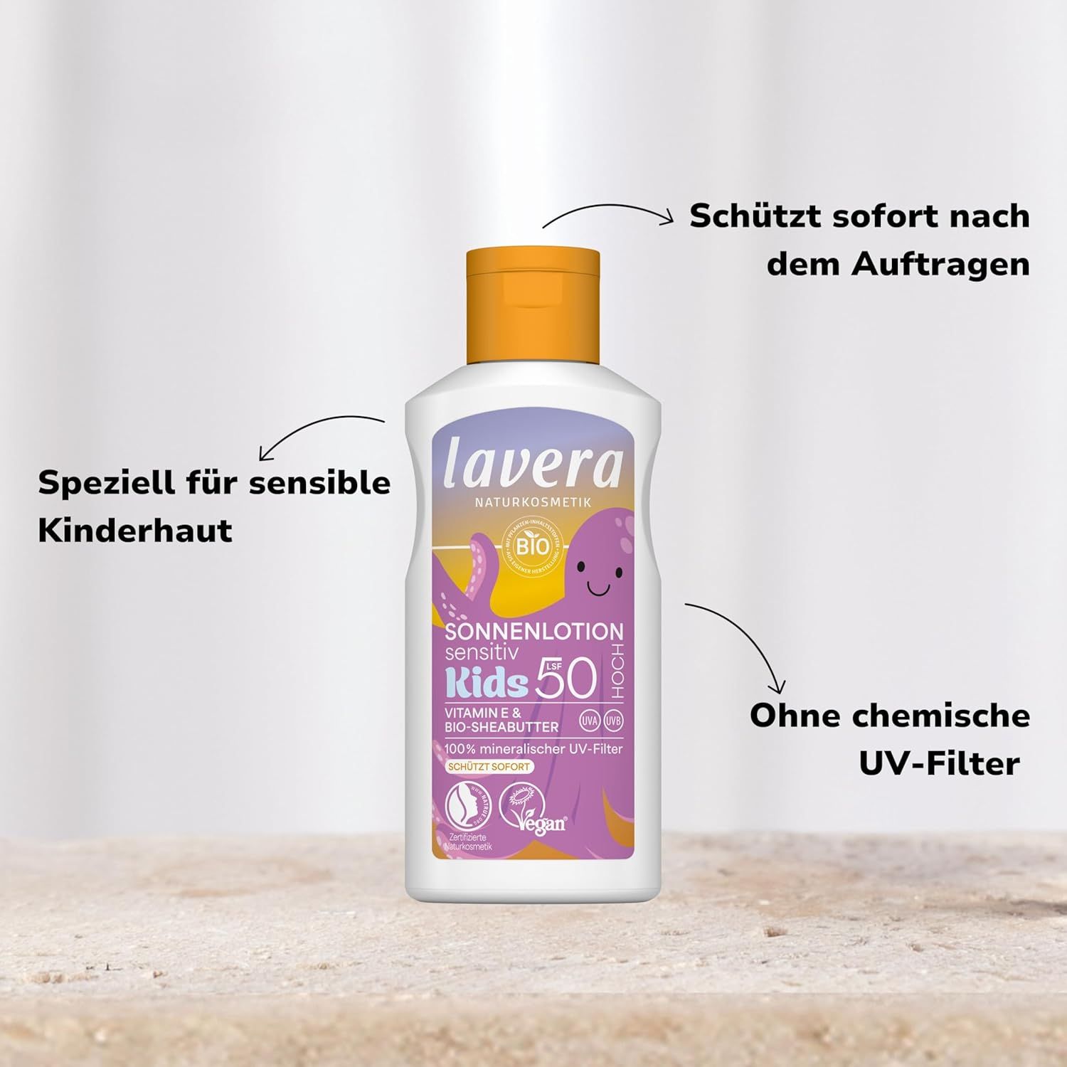 Flacone bianco, tappo arancione. Scritta: lavera, Sonnenlotion Sensitiv Kids 50. Testo: Specialmente per la pelle sensibile dei bambini.