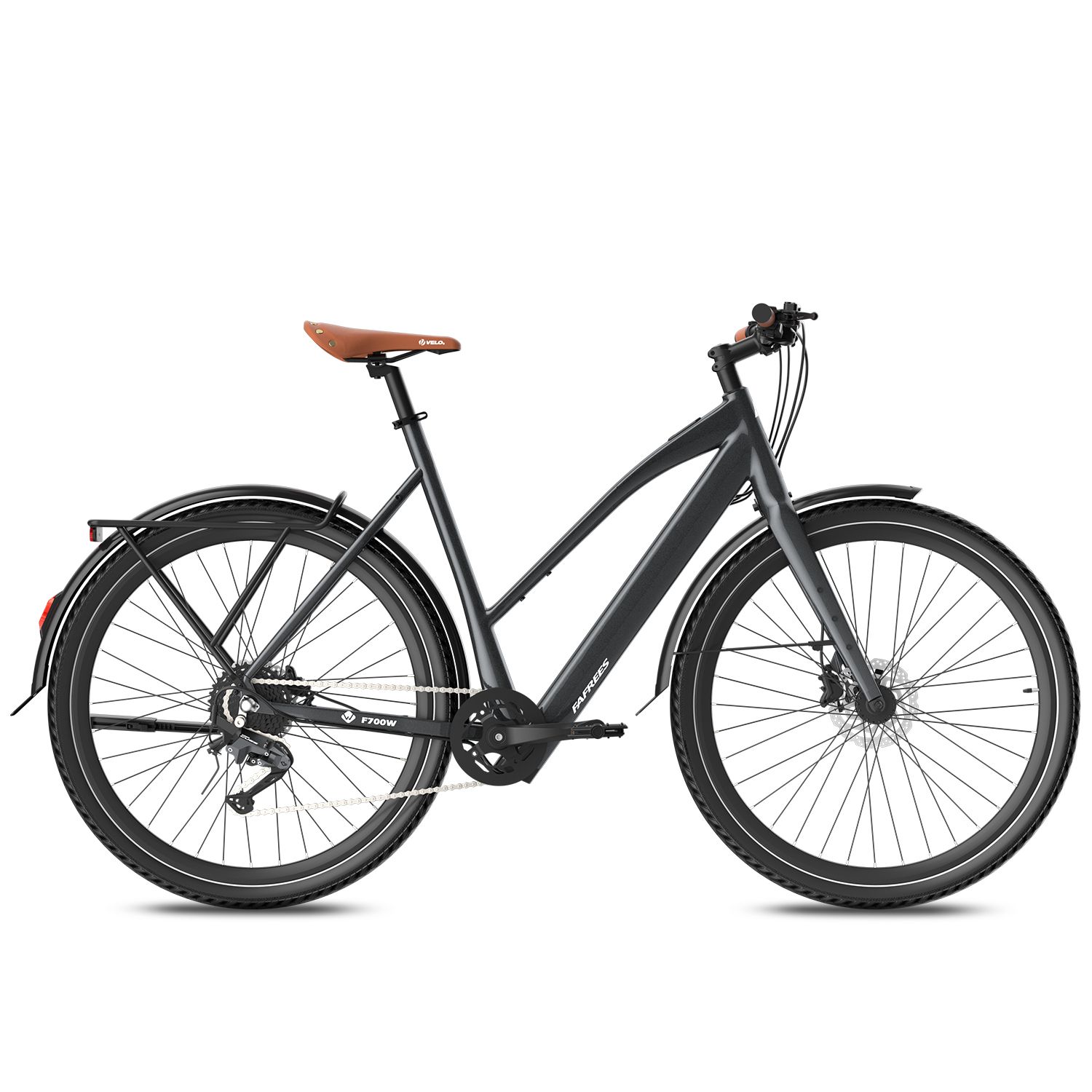 E-bike grigio scuro con sella marrone. Pneumatici neri, parafanghi e portapacchi. Vista laterale.