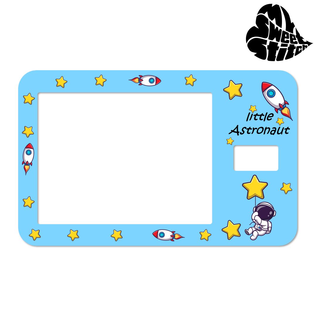 Adesivo blu con stelle, razzi e motivo astronauta. Forma rettangolare con intaglio. Scritta "little Astronaut".