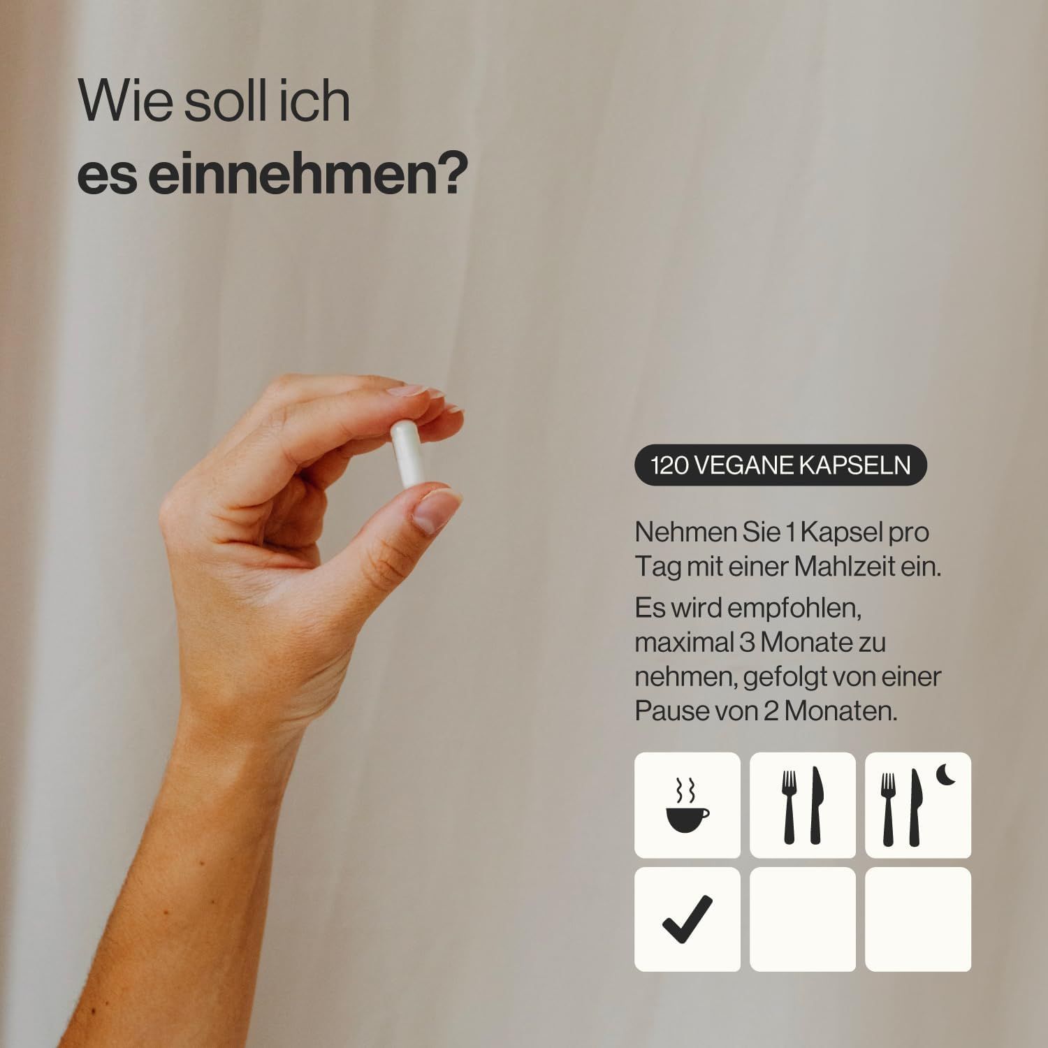 Mano che tiene una capsula bianca. Testo: 120 capsule vegane. Raccomandazioni di assunzione con simboli dei pasti.