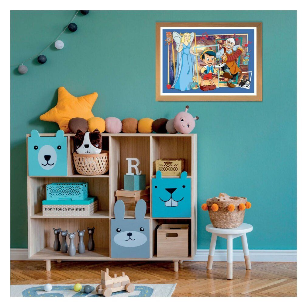 Puzzle incorniciato con Pinocchio su un muro. Sotto, scaffali con giocattoli.
