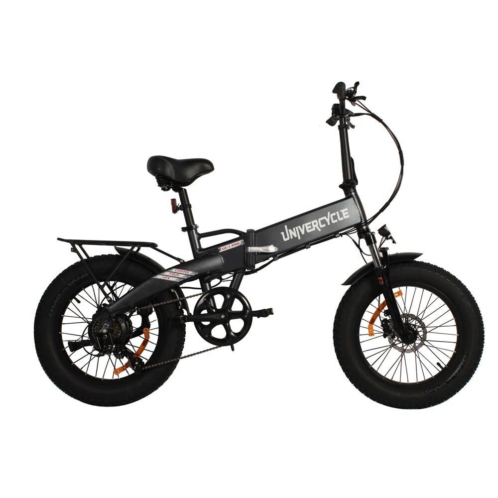 Bicicletta elettrica pieghevole nera con pneumatici larghi. Marchio Univercycle visibile. Portapacchi e sella presenti.