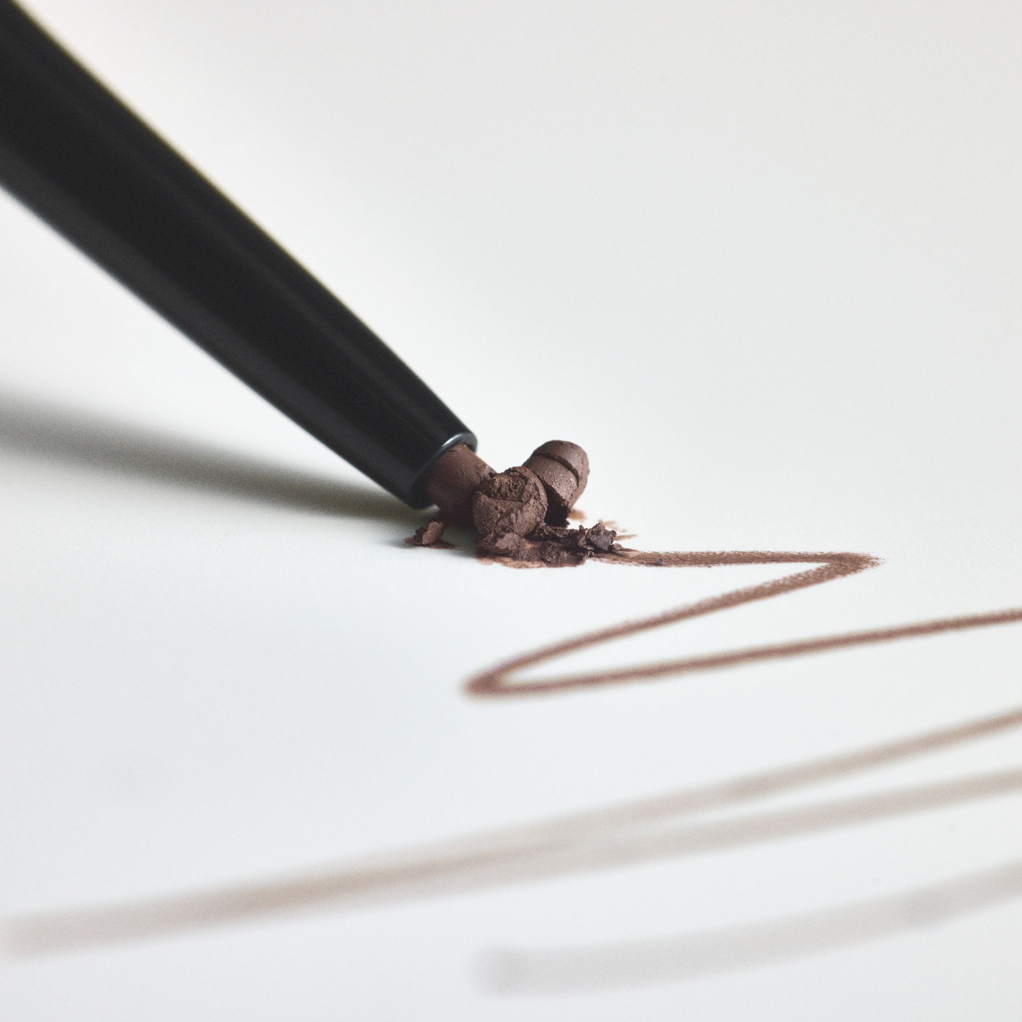 Matita per sopracciglia RevitaLash Hi-Def, colore Cool Brown, punta su carta bianca.