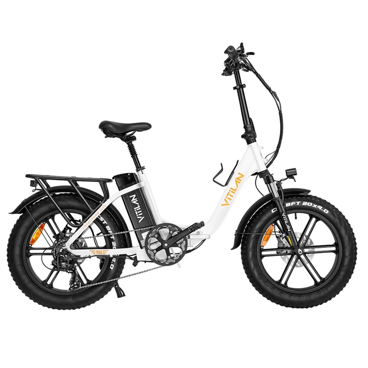 Bicicletta elettrica pieghevole bianca con pneumatici neri e portapacchi. Sul telaio è visibile "Vitilan".
