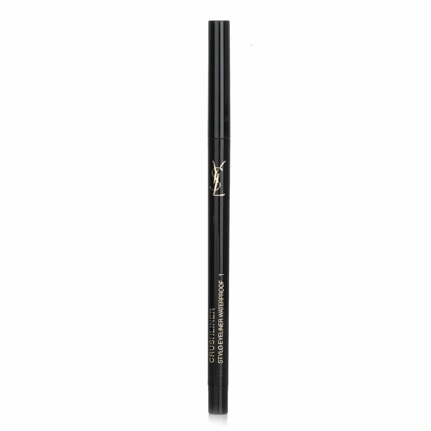 Eyeliner nero Yves Saint Laurent Crushliner Stylo WP 1. Logo dorato. Su sfondo bianco.