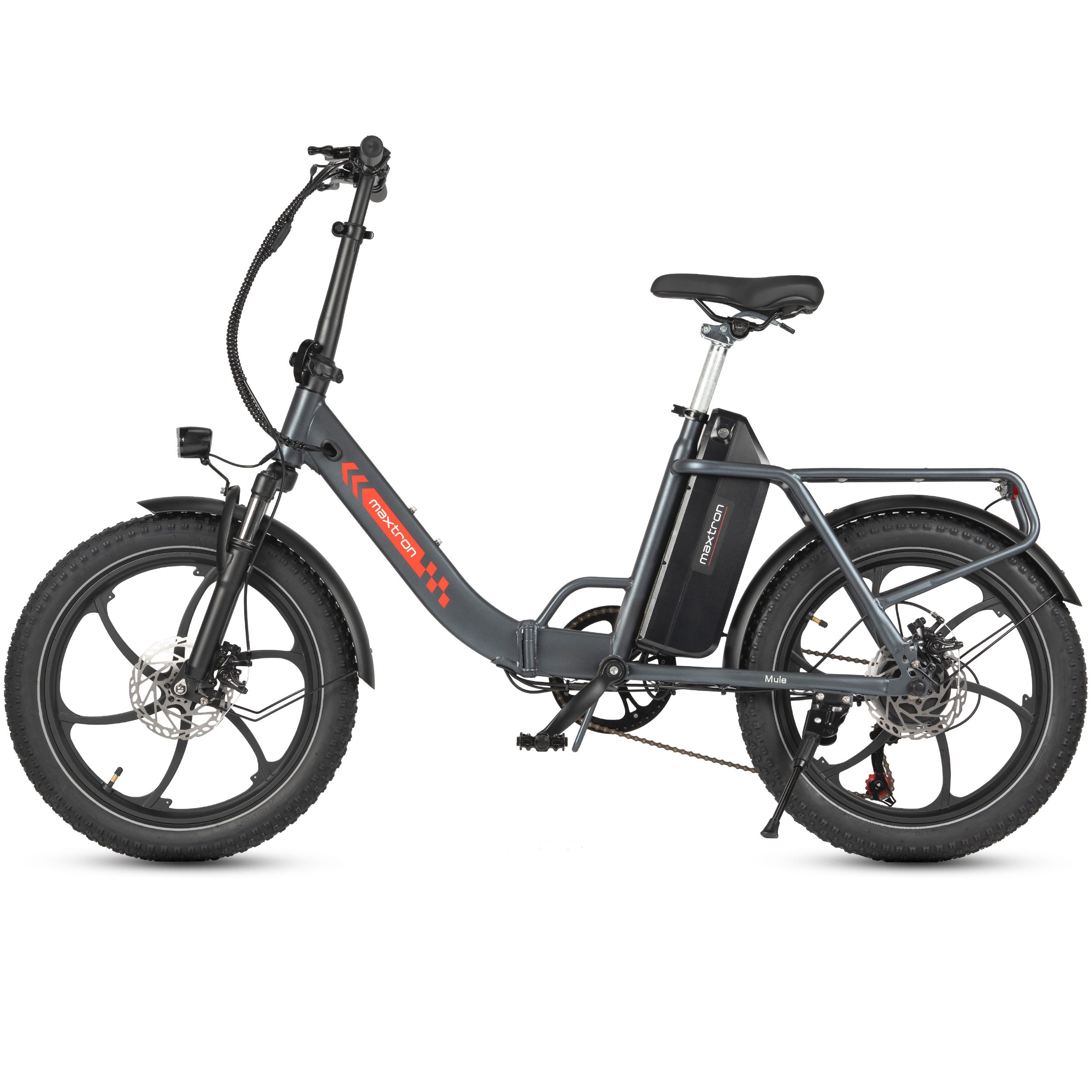 Bicicletta elettrica pieghevole grigia, sella e pneumatici neri. Batteria e portapacchi. Logo Maxtron.