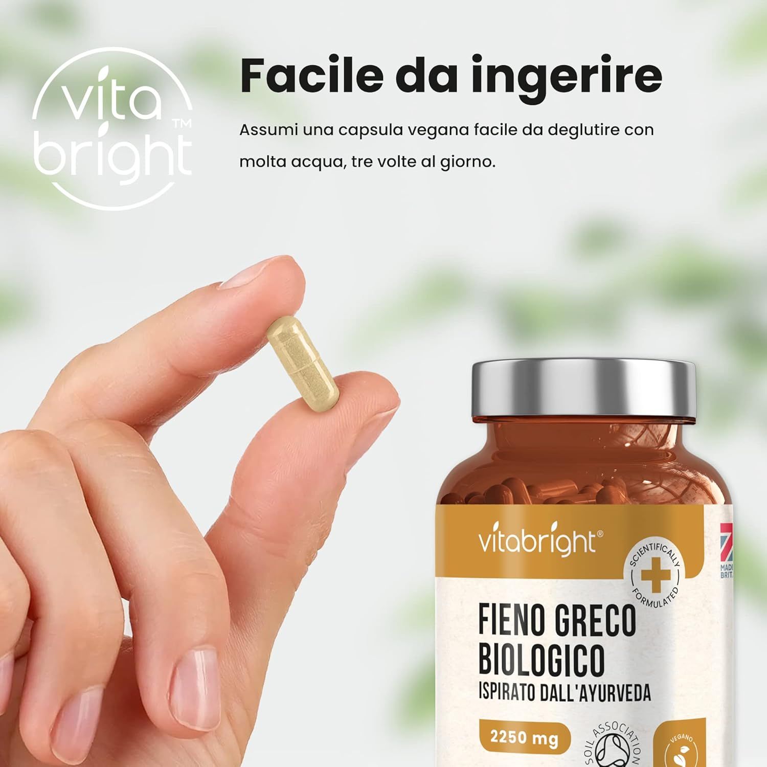 Mano che tiene una capsula. Accanto, un flacone VitaBright Fieno Greco Biologico. Scritta: 2.250 mg. Facile da ingerire.