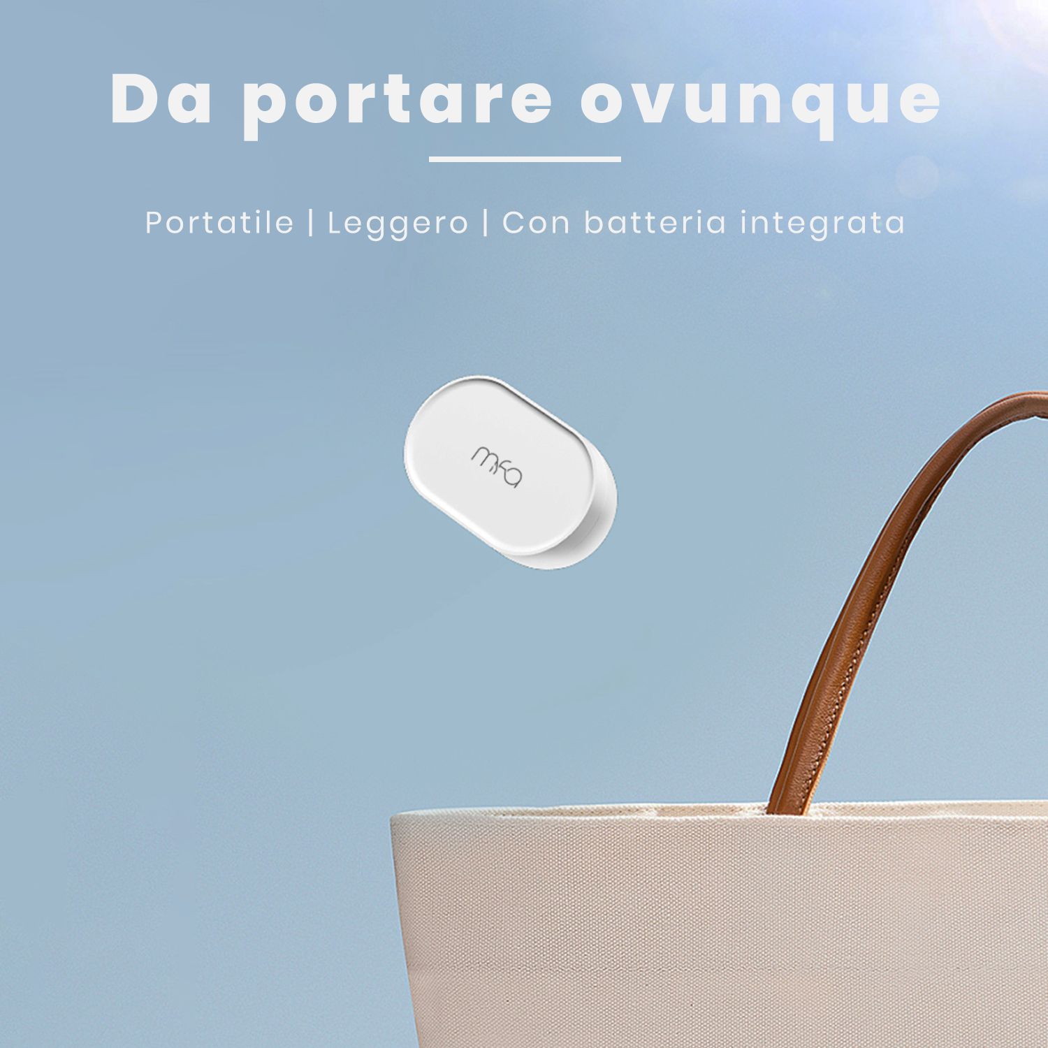 Dispositivo di pulizia per lenti a contatto bianco in una borsa. "mfa" è visibile.