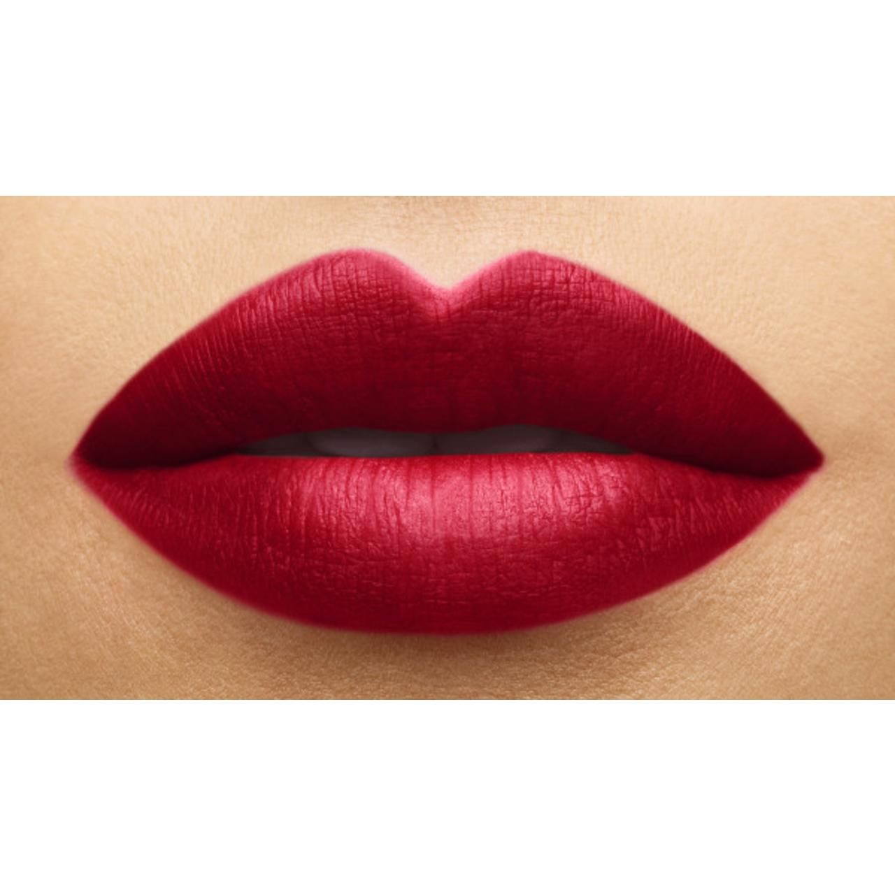 Primo piano di labbra coperte di rossetto rosso. Consistenza e colore distinti del prodotto.