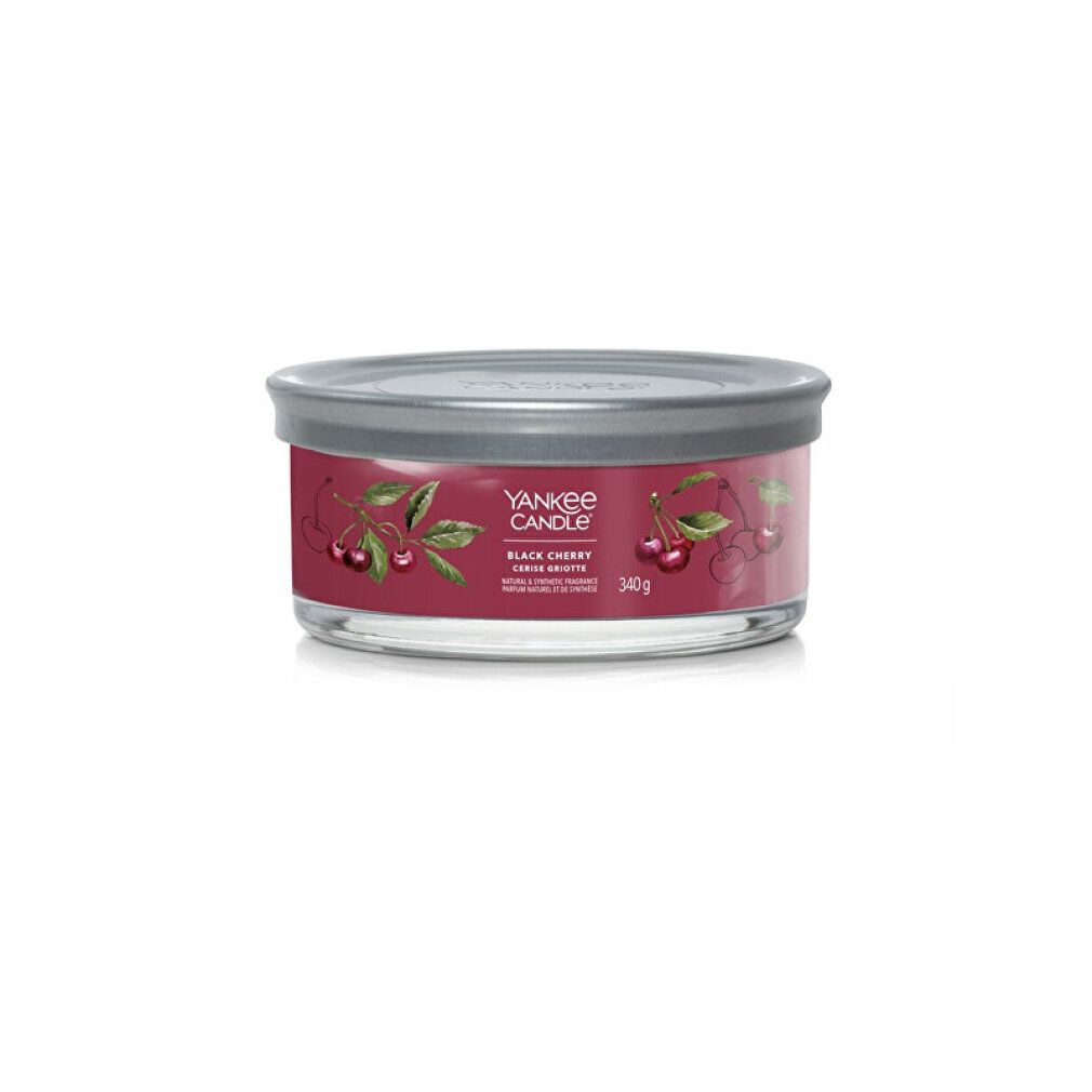 Candela rotonda con coperchio. Scritta "Yankee Candle Black Cherry". Illustrazioni di ciliegie. 340g.