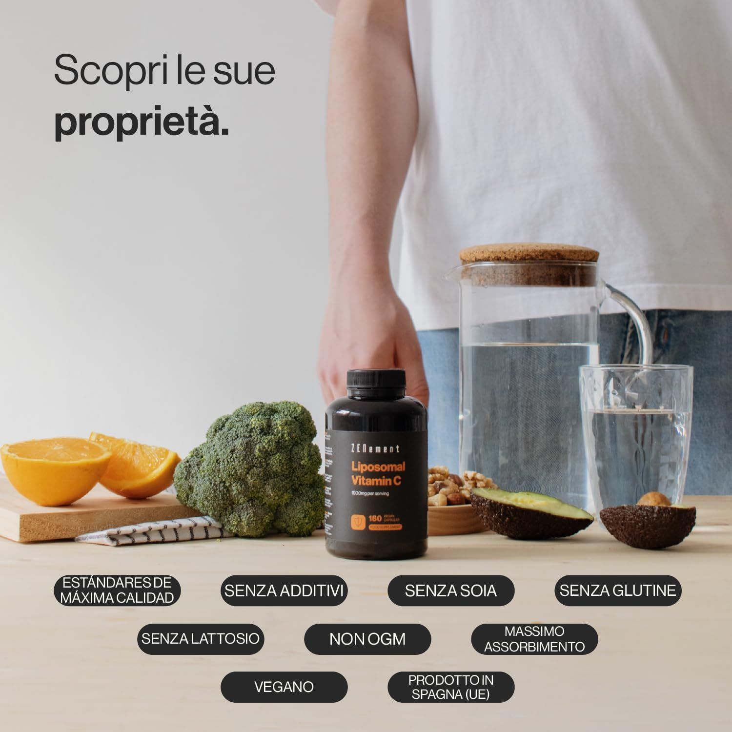 Flacone nero Zenement Liposomales Vitamina C. Frutta, verdura e acqua accanto. Vegano, senza lattosio, senza soia.