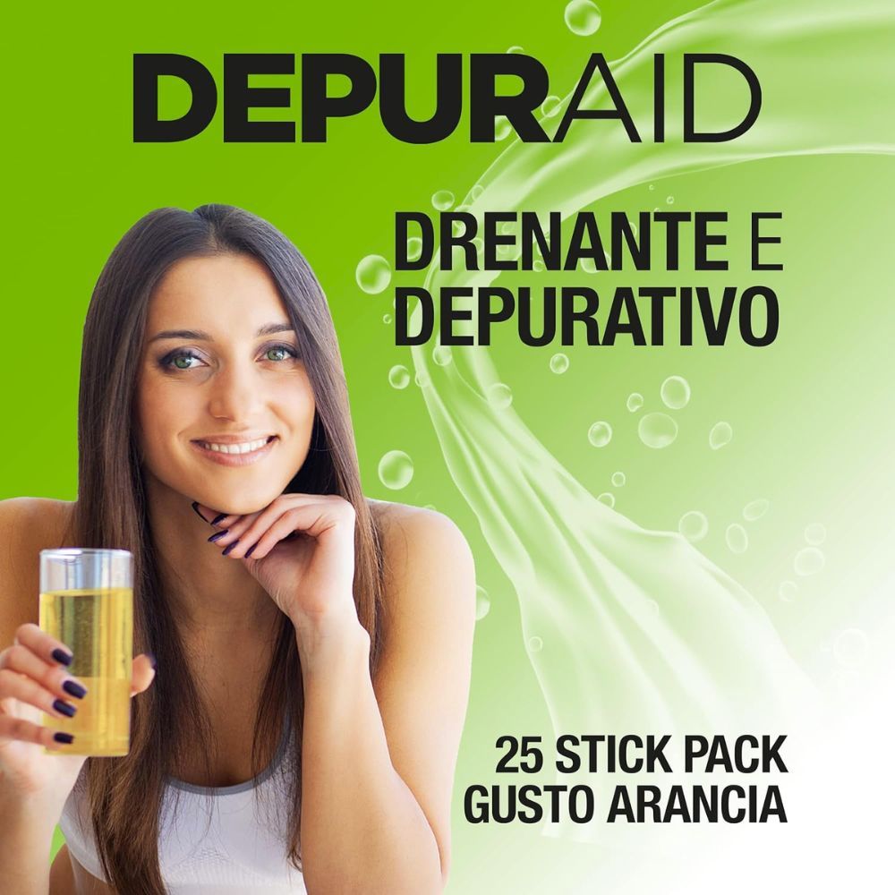 Donna tiene bicchiere di liquido. Nome e descrizione del prodotto su sfondo verde. Confezione da 25 stick.