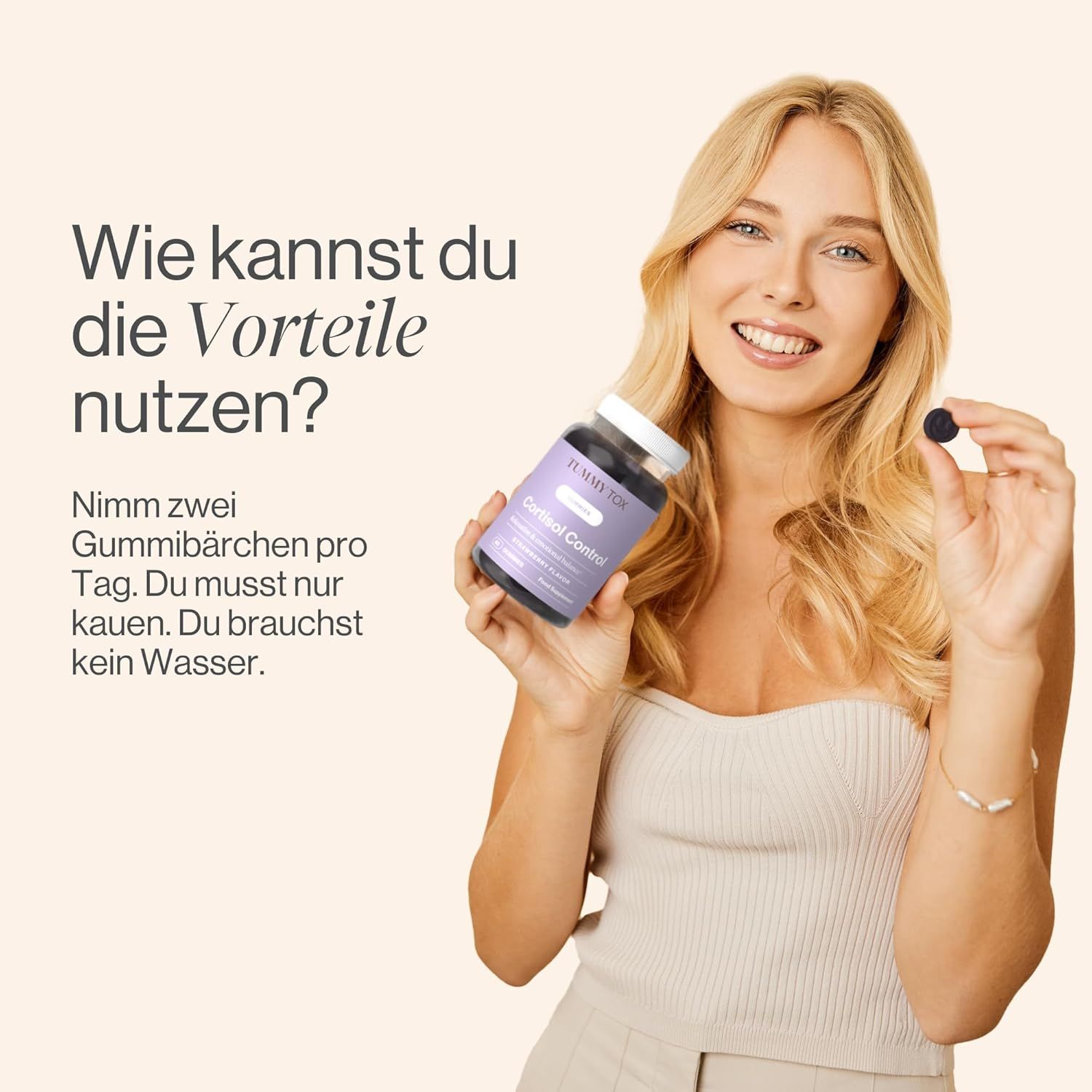 Donna che tiene caramelle gommose. Scritta: Tummy Tox Cortisol Control. Gusto fragola. 60 caramelle.