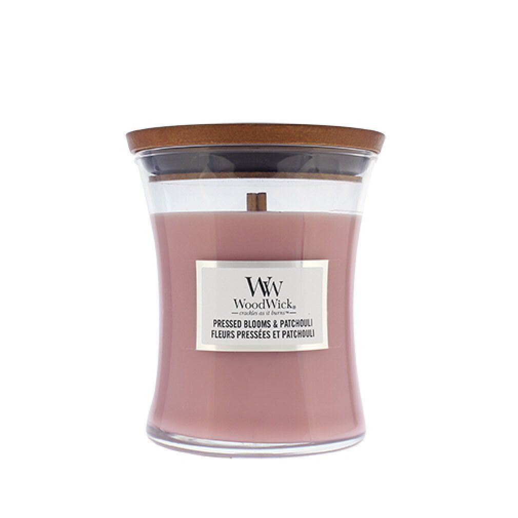 Candela con stoppino in legno e coperchio. Cera rosa in contenitore di vetro. Etichetta con nome e logo.